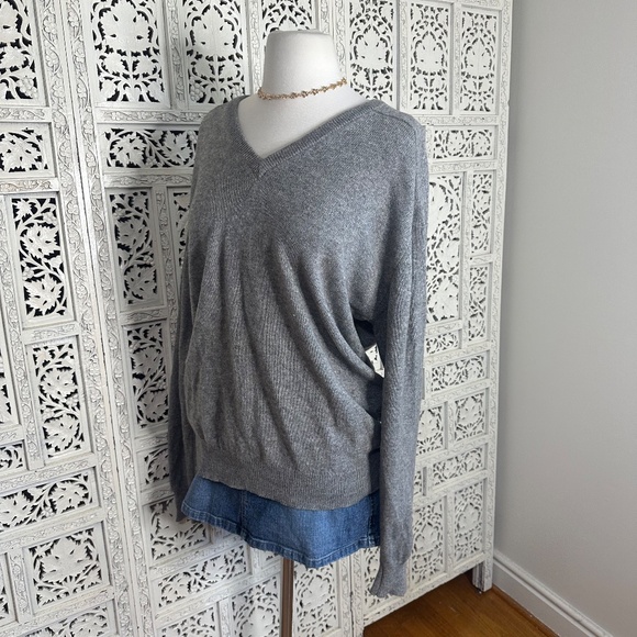 Vintage Archie Brown & Son 100% Cashmere Gray V Neck Sweater Sz Medium - Picture 5 of 9